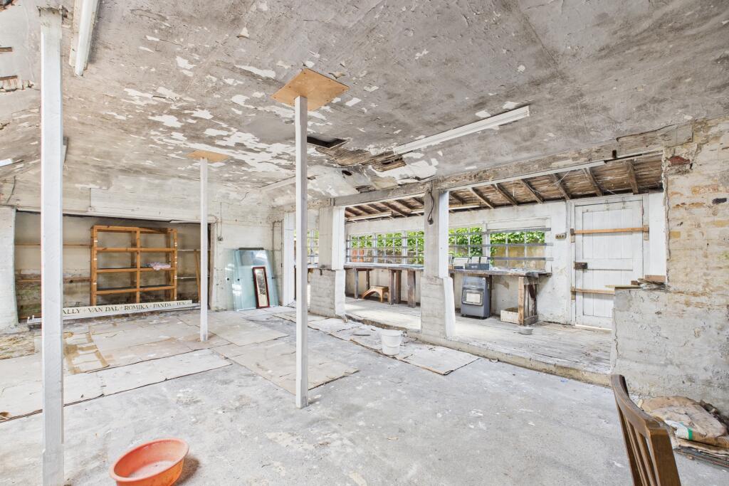 CAM04201G0-PR0094-STILL010