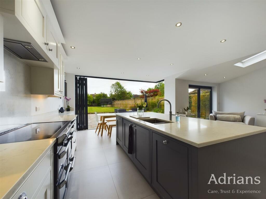KITCHEN / DINING /