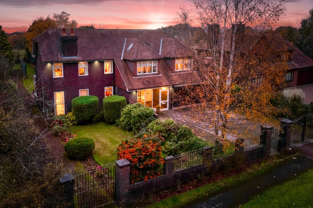 Bowlacre Road, Gee Cross, Hyde, SK14 5ES