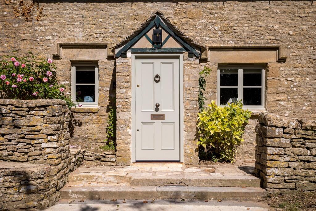 12 - The Old Post Office - GL7 7EF - Web.jpg