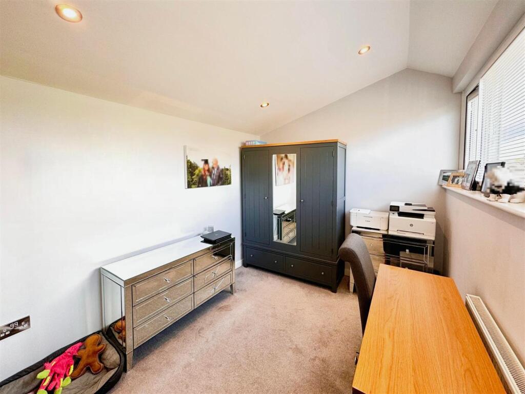 BEDROOM 5/STUDY
