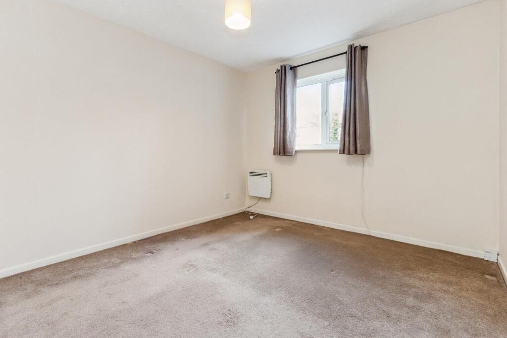 23 Myrna Close SW19 bedroom.jpg