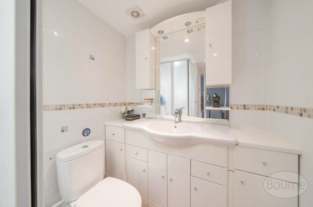 b558f24d-4c8f-417...