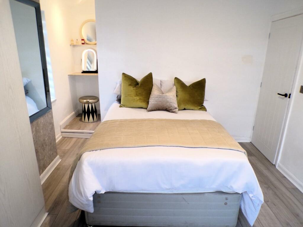 LaycockGv7beddd1.JPG
