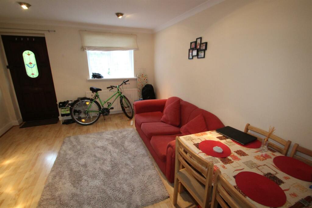 lounge 1.JPG