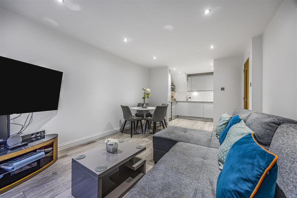 5 Clearwater Apartments, South Parade, Southsea-Po