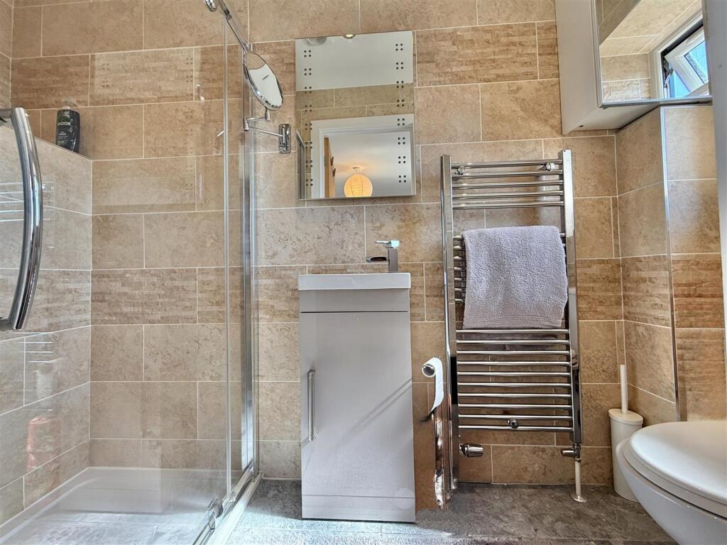 Bedroom 2 Ensuite.jpg