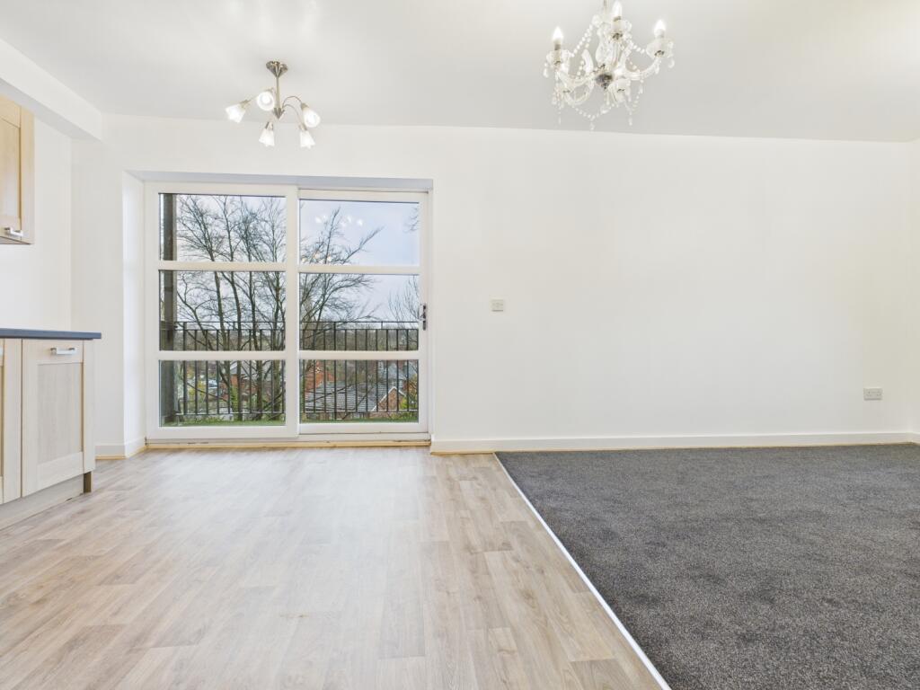 CAM03729G0-PR0176-STILL006