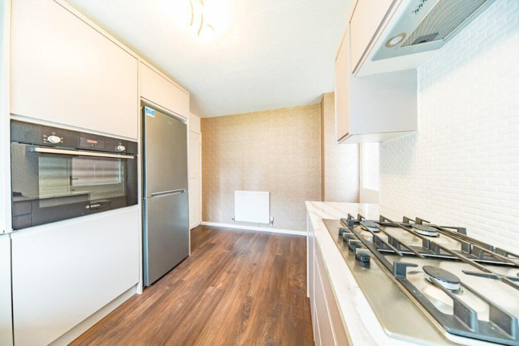 11 Newark Close kitchen 3.jpg