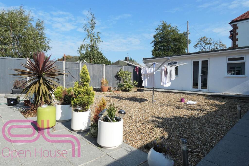 Hanworth Rd - Garden.jpg