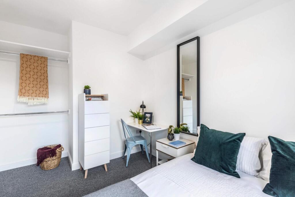 Bright, tidy bedroom with a comfortable double ...
