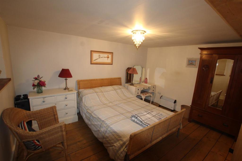 BEDROOM off