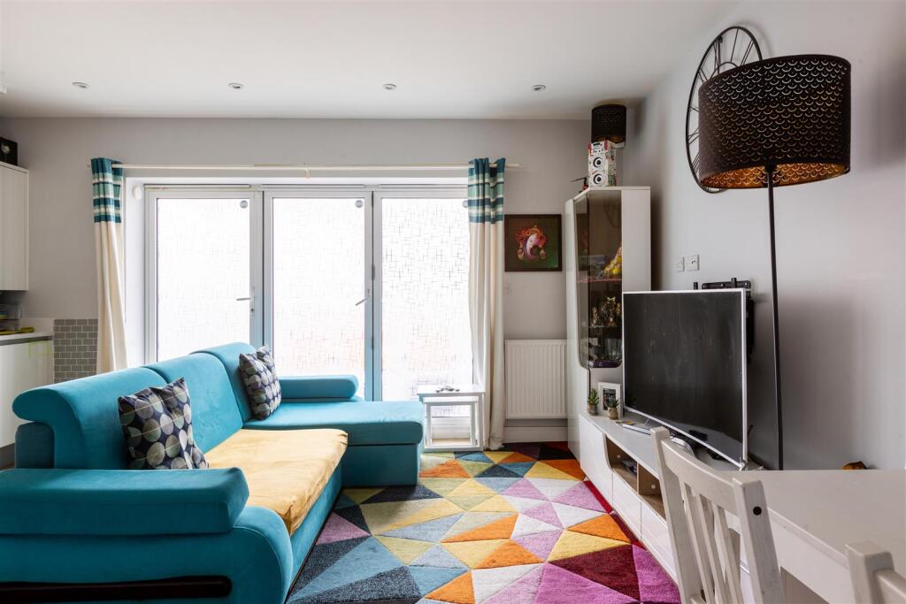 Flat 4 Heronsgate Court-7.jpg