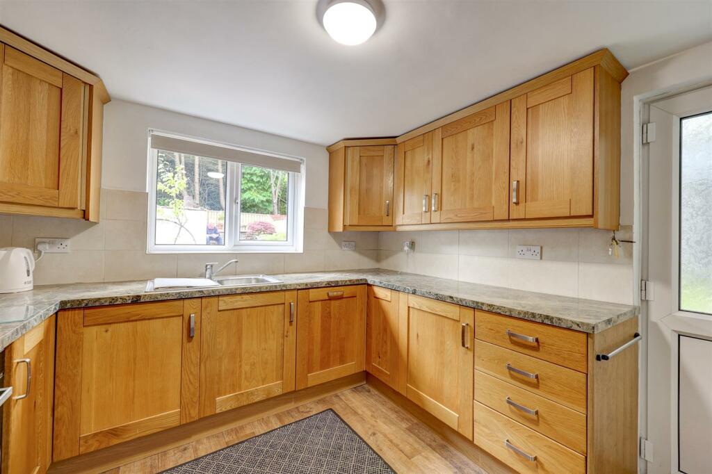 Kitchen 2.jpg