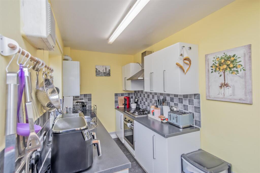 Fitted Kitchen / Dining Area: