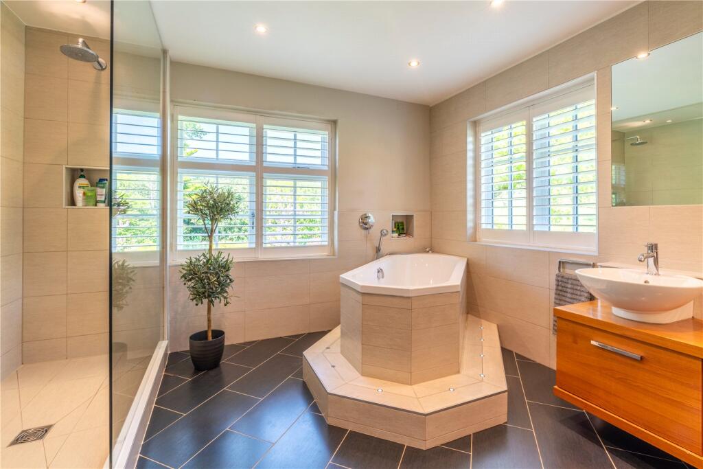 Main En Suite