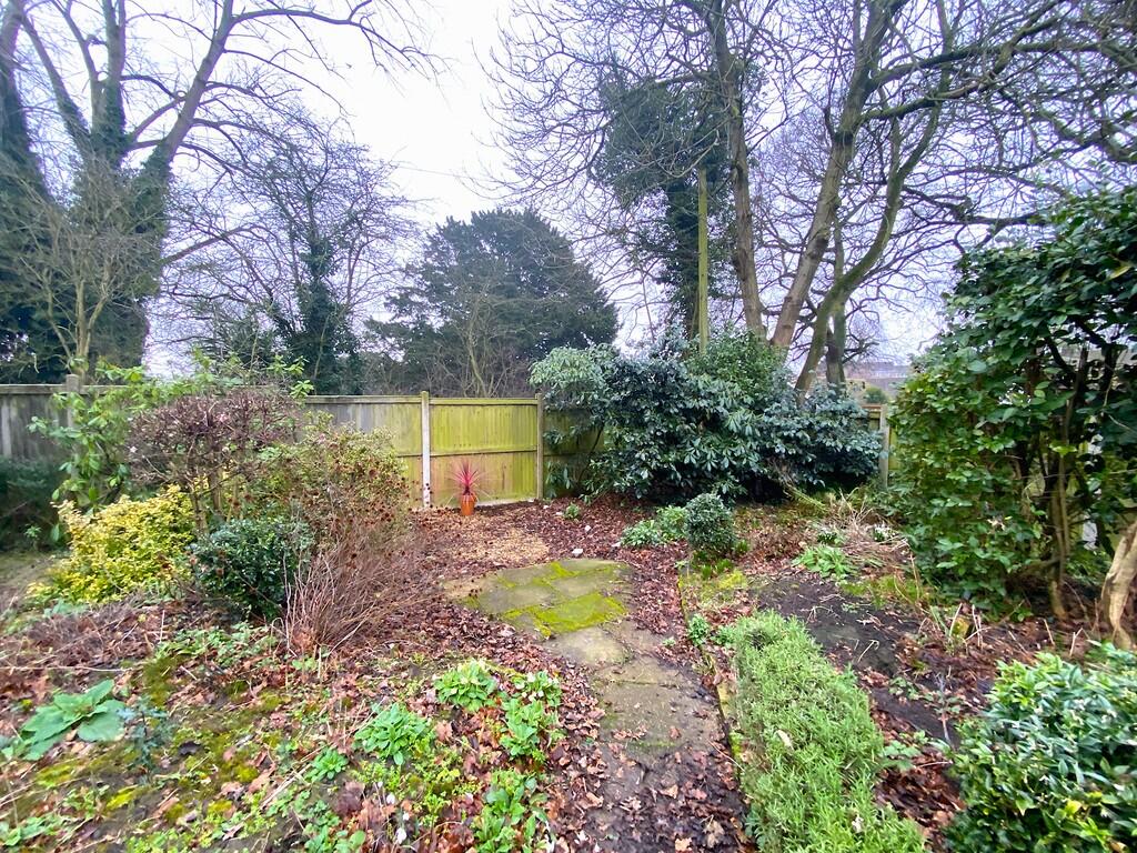 Secluded front ga...