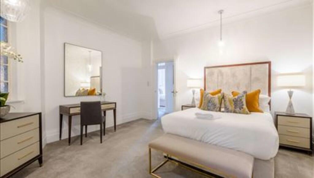 ss_p1065_63743042...