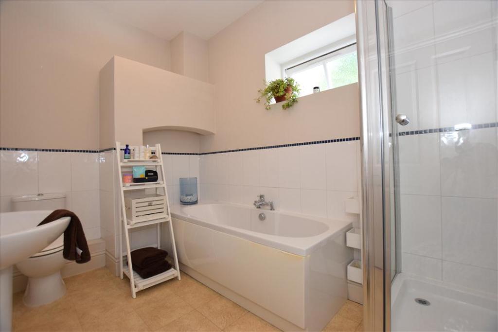 EN-SUITE BATHROOM