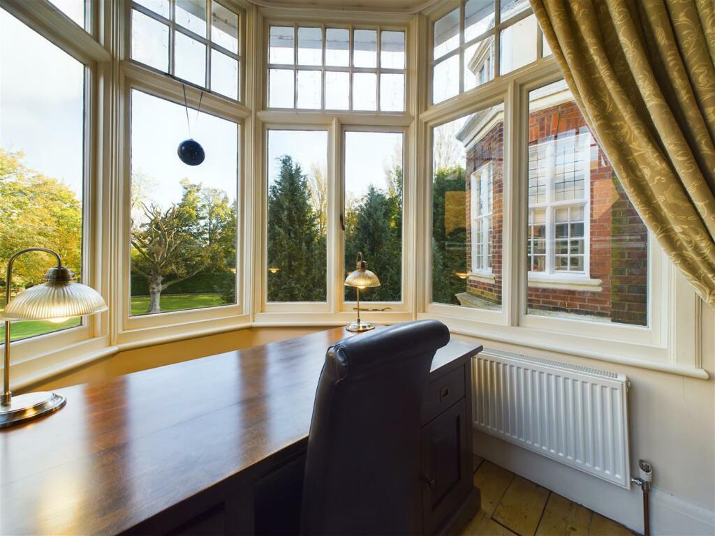 GALLERIED LANDING/ READING ROOM/OFFICE AREA