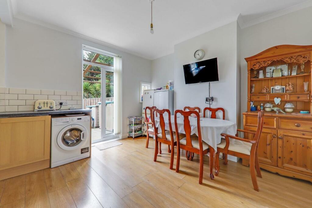 04-feafJHPropWpen - 39 Green Lane - 10-medium.jpg