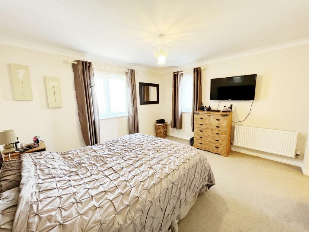 Bedroom 1 pic 2.jpg