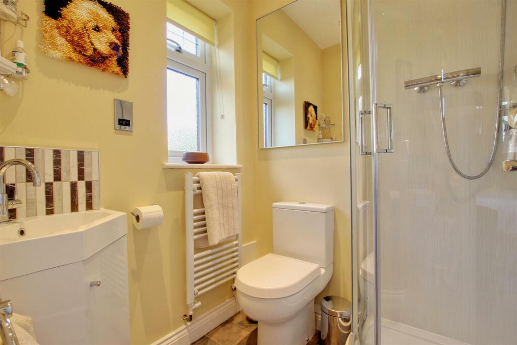 EN-SUITE SHOWER ROOM