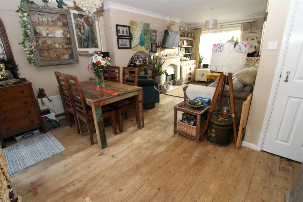 nice diner lounge.JPG