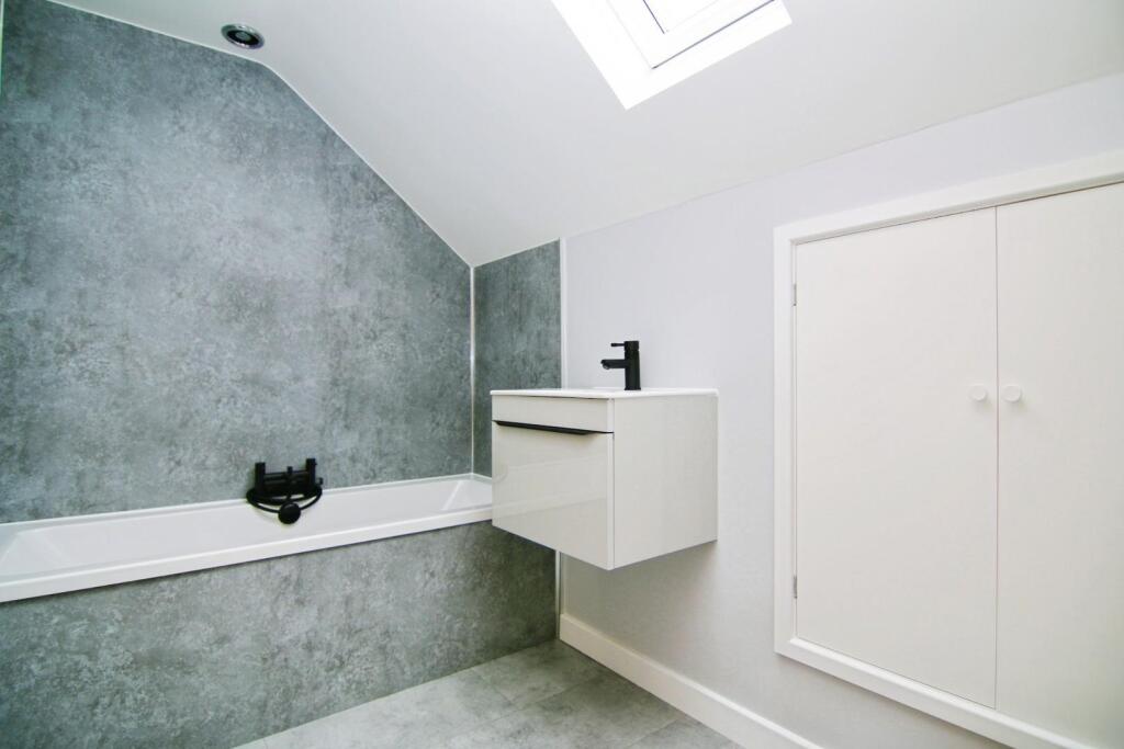 FIRST FLOOR BATHROOM