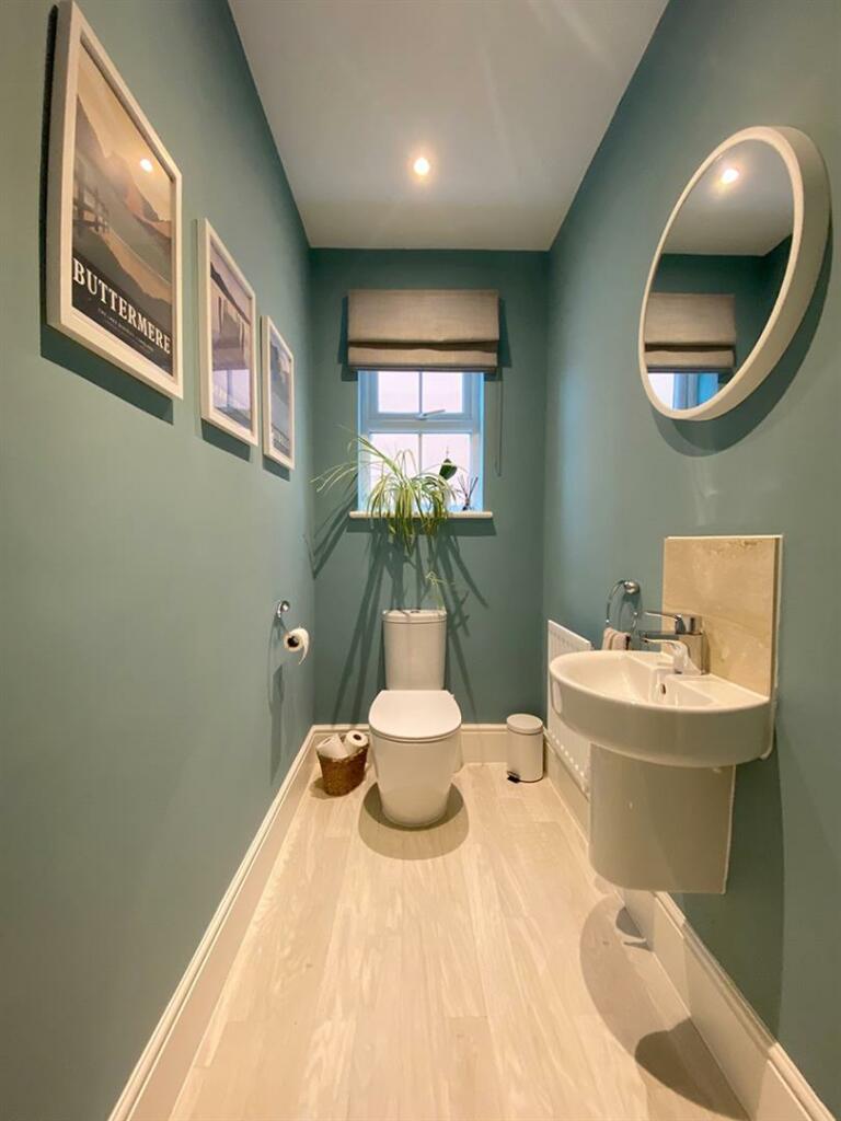 Cloakroom with wc