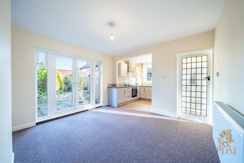 40 Russell Drive Wollaton Nottingham NG8 2BH
