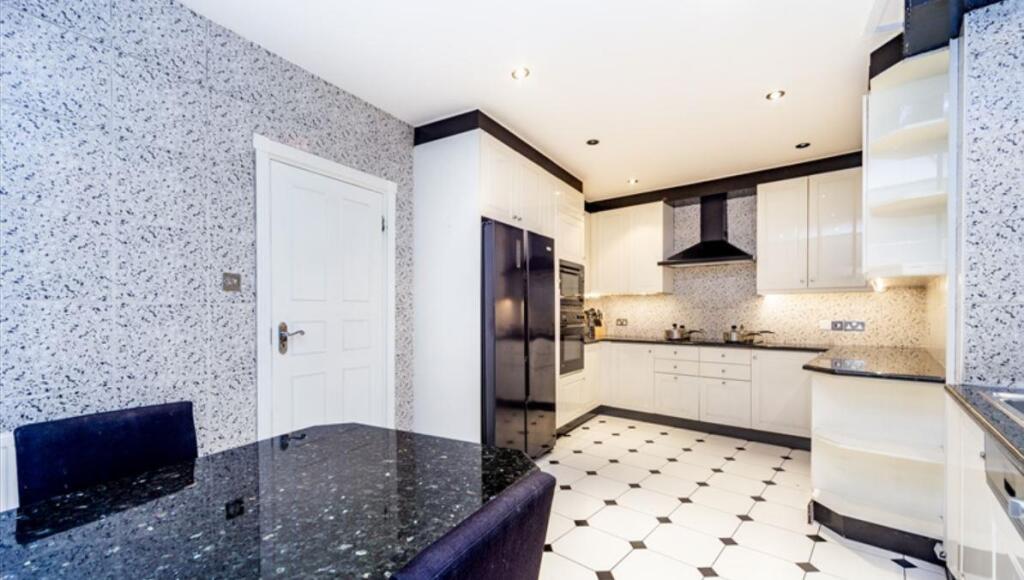 strath4-kitchen2-jpg-3
