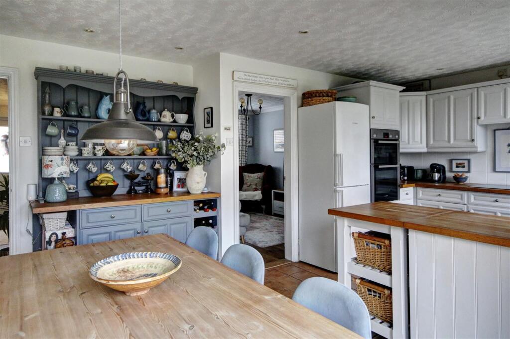 Kitchen/Breakfast Room: