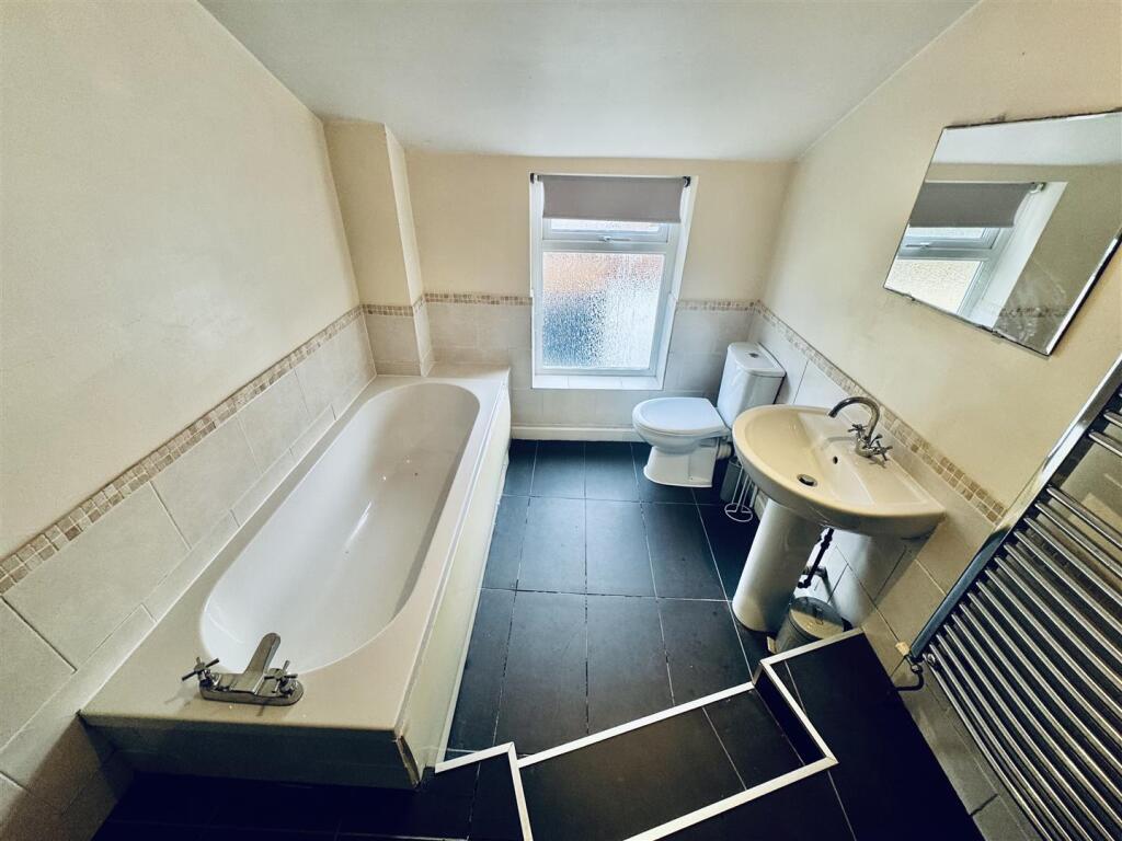 EN SUITE BATHROOM