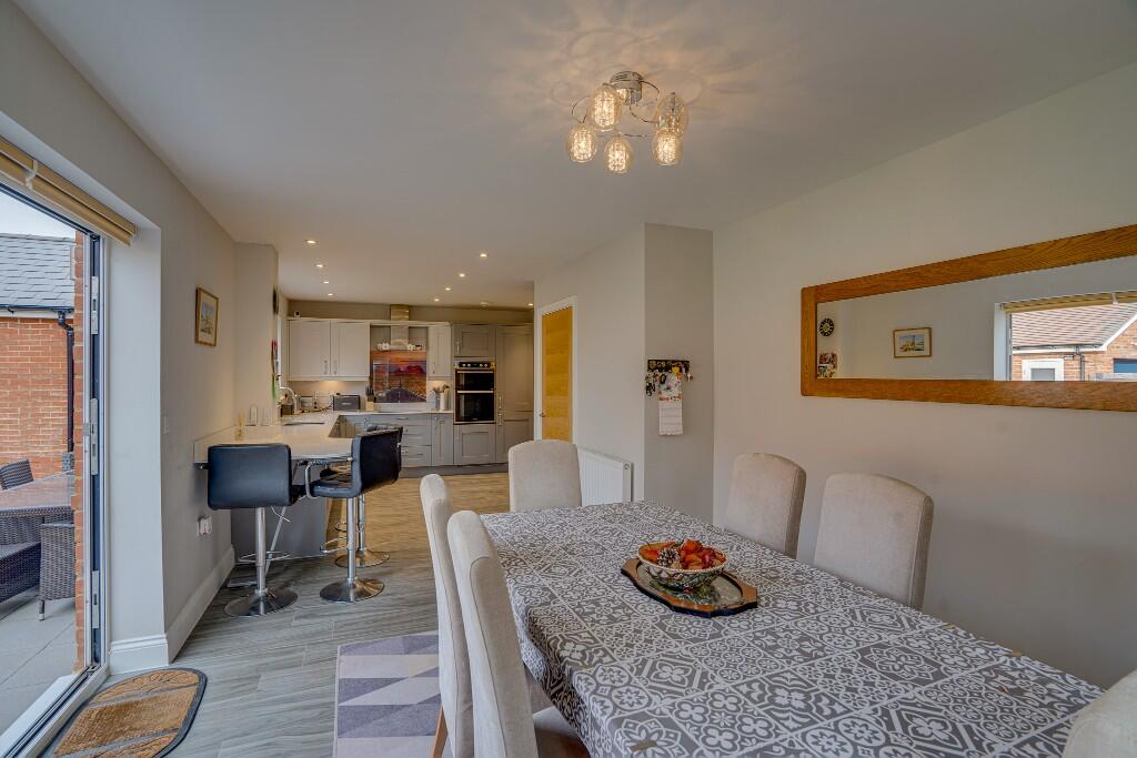 KITCHEN/BREAKFAST 