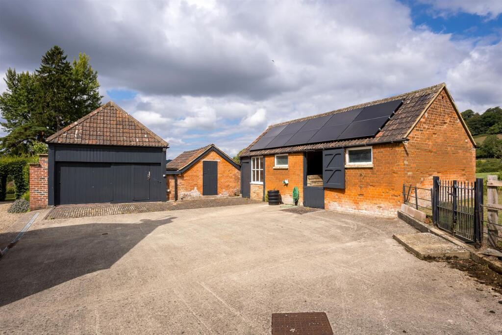 68 - Rockstowes Hill - GL11 5AF - Web.jpg