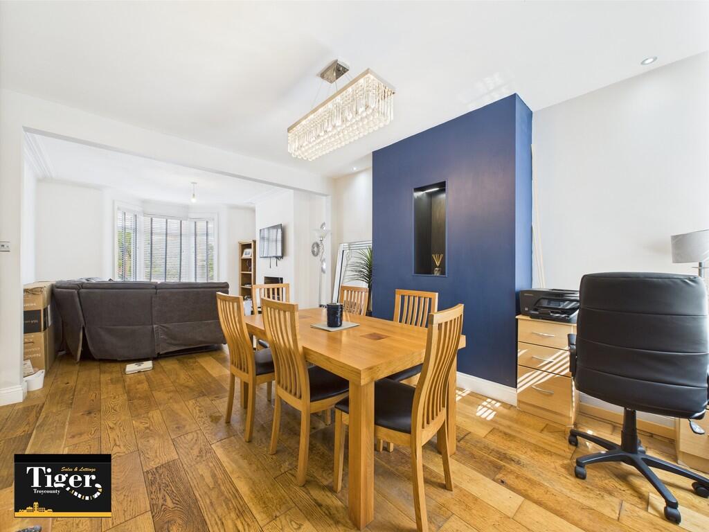 CAM02176G0-PR0564...