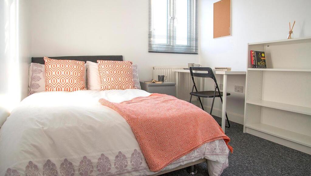 7-bed-student-house-hudson-road-portsmouth-(9).jpg