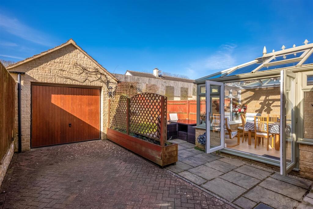 8 Foxfield Court-16.jpg