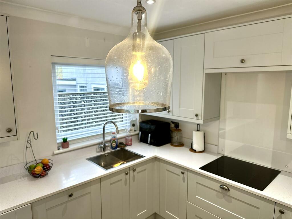 KITCHEN/FAMILY DINING ROOM