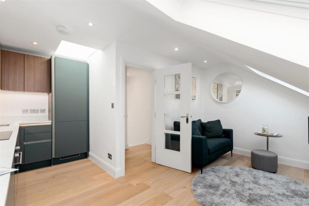 Garratt Lane 361 PH22.jpg