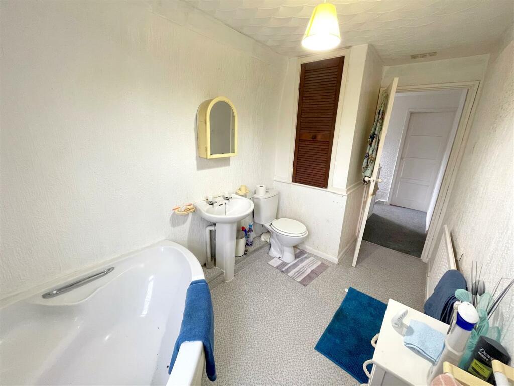 Bathroom b.jpg