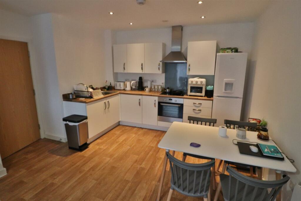 OPEN PLAN LOUNGE/DINING/KITCHEN AREA