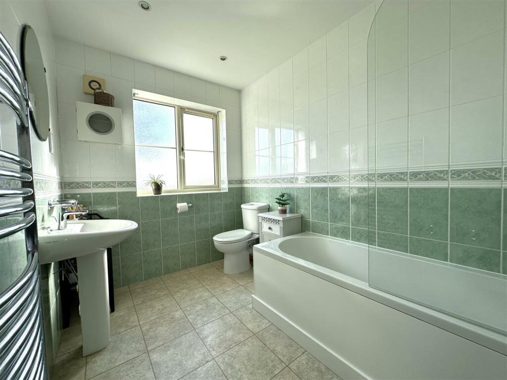 Master En-Suite Bathroom 603