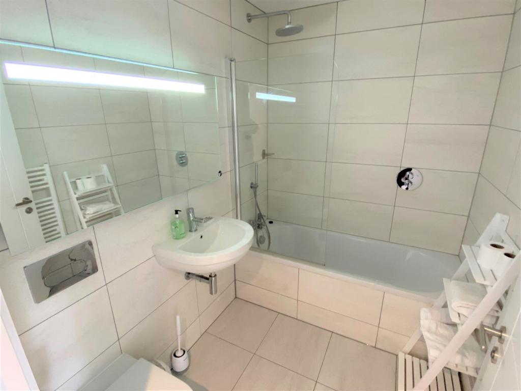 11 Towan Heights Bathroom 1