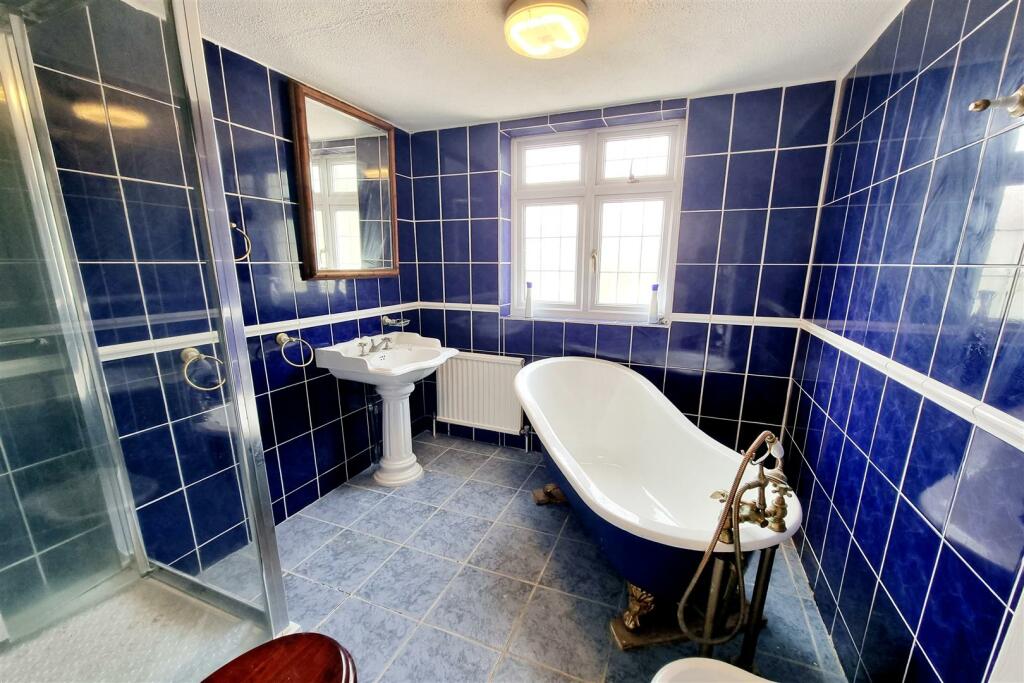 EN SUITE BATHROOM: