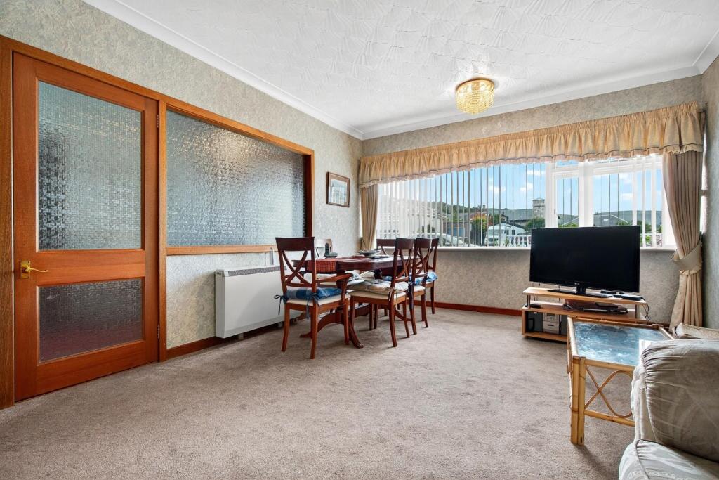 6_6 broom court, largs_04.jpg