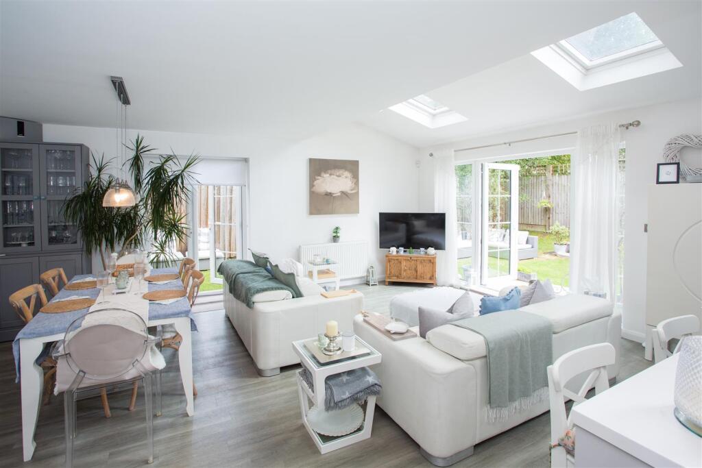 FAMILY LOUNGE/DINING AREA