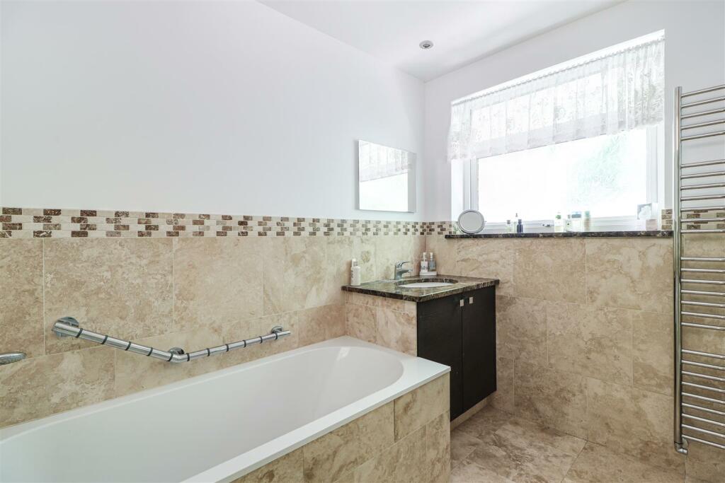 BATHROOM (ii).jpg