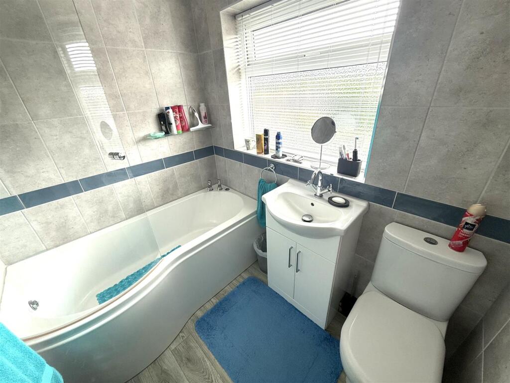 61 leahall bath.jpeg